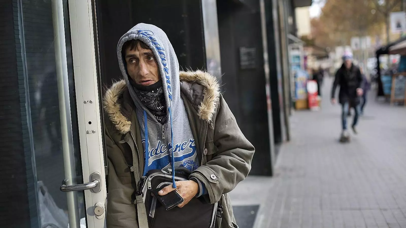 EL CRISTIAN, UNA DE LES 700 PERSONES QUE DORMEN AL CARRER CADA DIA Sobreviu de les almoines que la gent li dóna, a l’avinguda Paral·lel de Barcelona. El Cristian és un romanès que fa sis anys que viu al carrer en una situació delicada. No vol dormir en albergs, perquè no se’n fia, i tots els seus familiars propers estan morts. Amb lamentació, afirma que ell també preferiria morir-se.