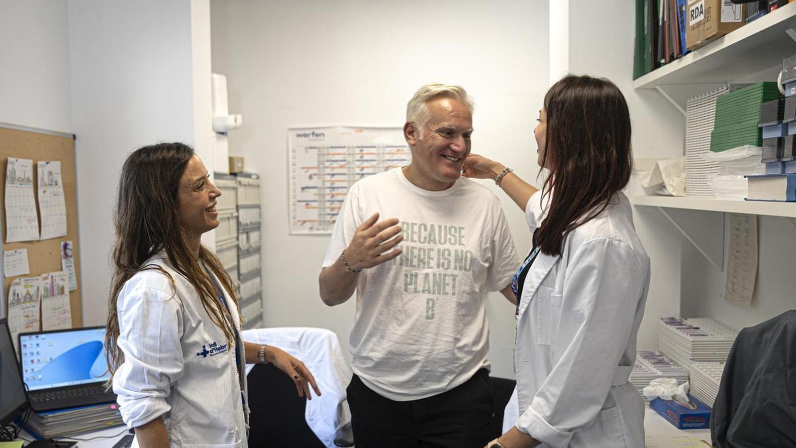 From left to right, Julia Montoro, head of the Hematological Genetic Diagnosis and Counseling Unit, patient Germán, and genetic counselor Sara Torres-Esquius.