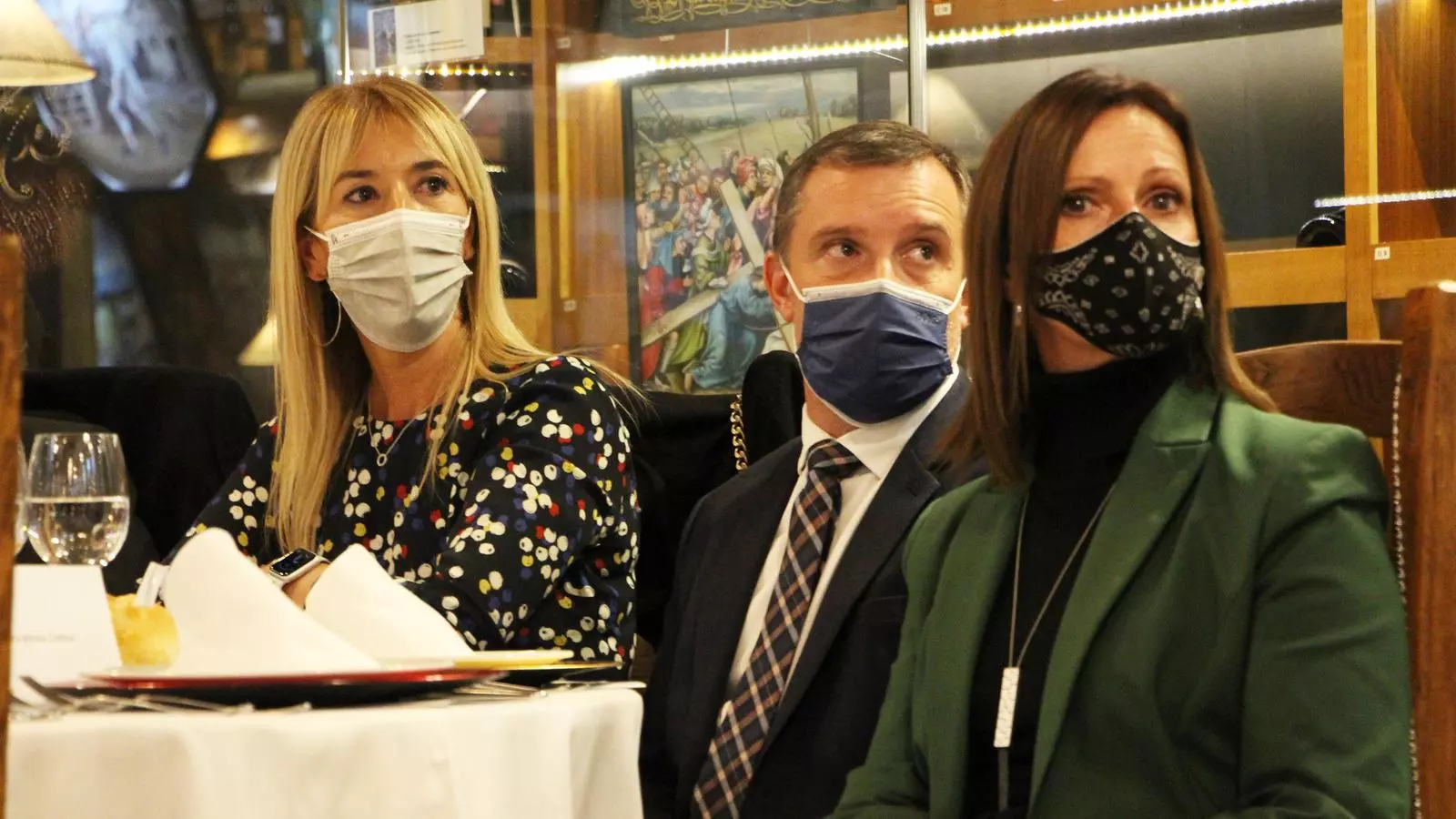 Els cònsols de Sant Julià de Lòria, Josep Majoral i Mireia Codina, durant la 43a edició de la Nit Literària.