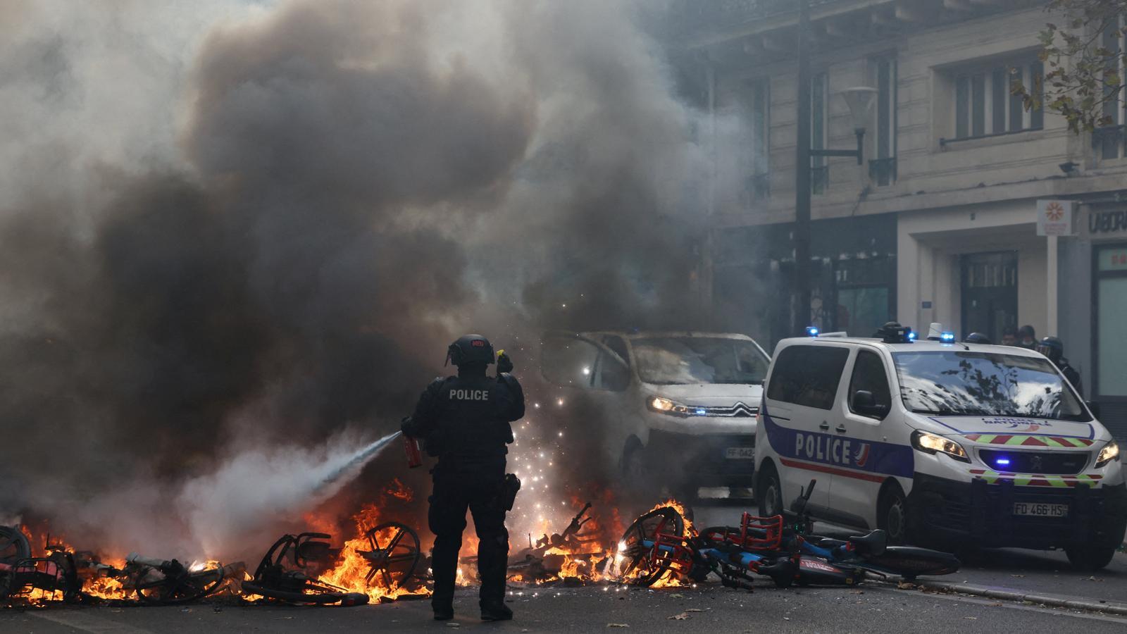 Image of the protests in Paris of these weeks.