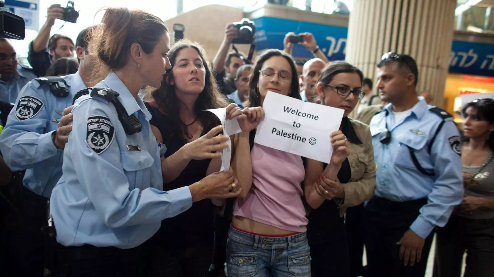Una activista és arrestada a l'aeroport de Ben Gurion per les autoritats israelianes / GETTY