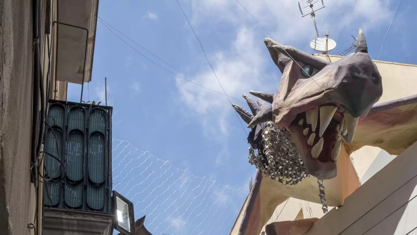 Un drac del carrer Progrés, que havien ambientat el guarnit a Harry Potter.