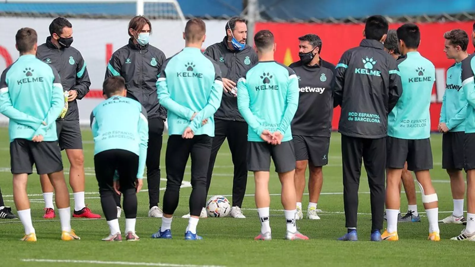 Vicente Moreno dona indicacions a la plantilla de l'Espanyol durant un entrenament