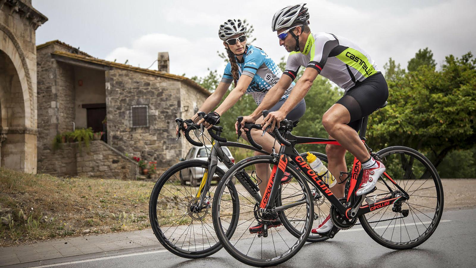 La ciclista Astrid Barqué, al fons, amb el triatleta Marcel Zamora.