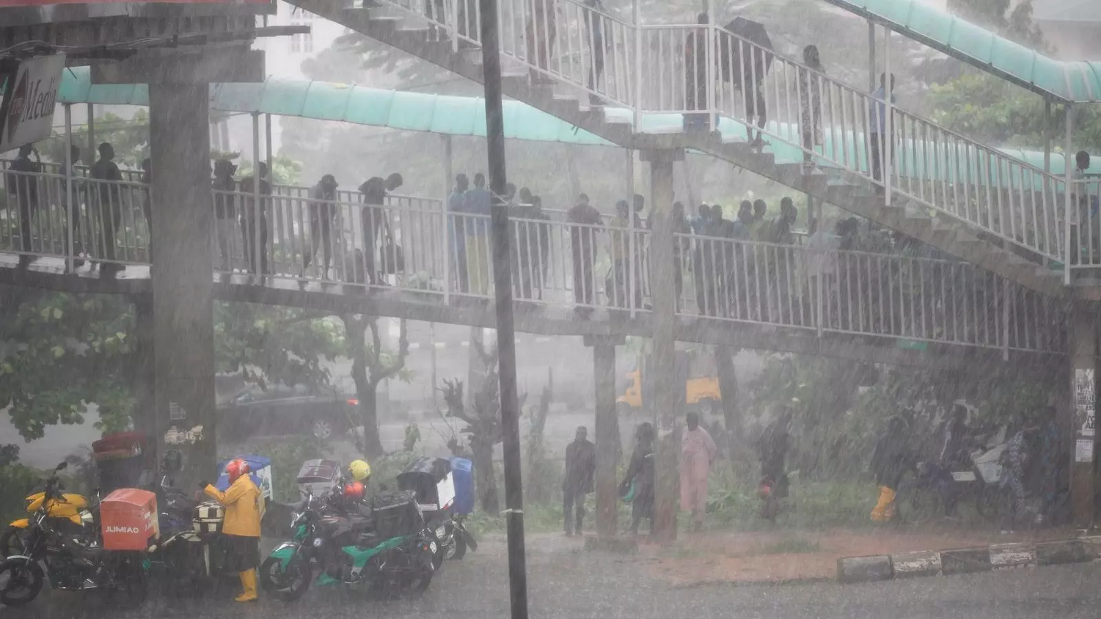 Pluja torrencial i fum, imatge presa a Lagos, Nigèria, el passat 22 d'octubre. La ciutat té uns elevadíssims nivell d'emissions de gasos hivernacle i pateix un clima extrem, circumstància que s'accentua amb el canvi climàtic
