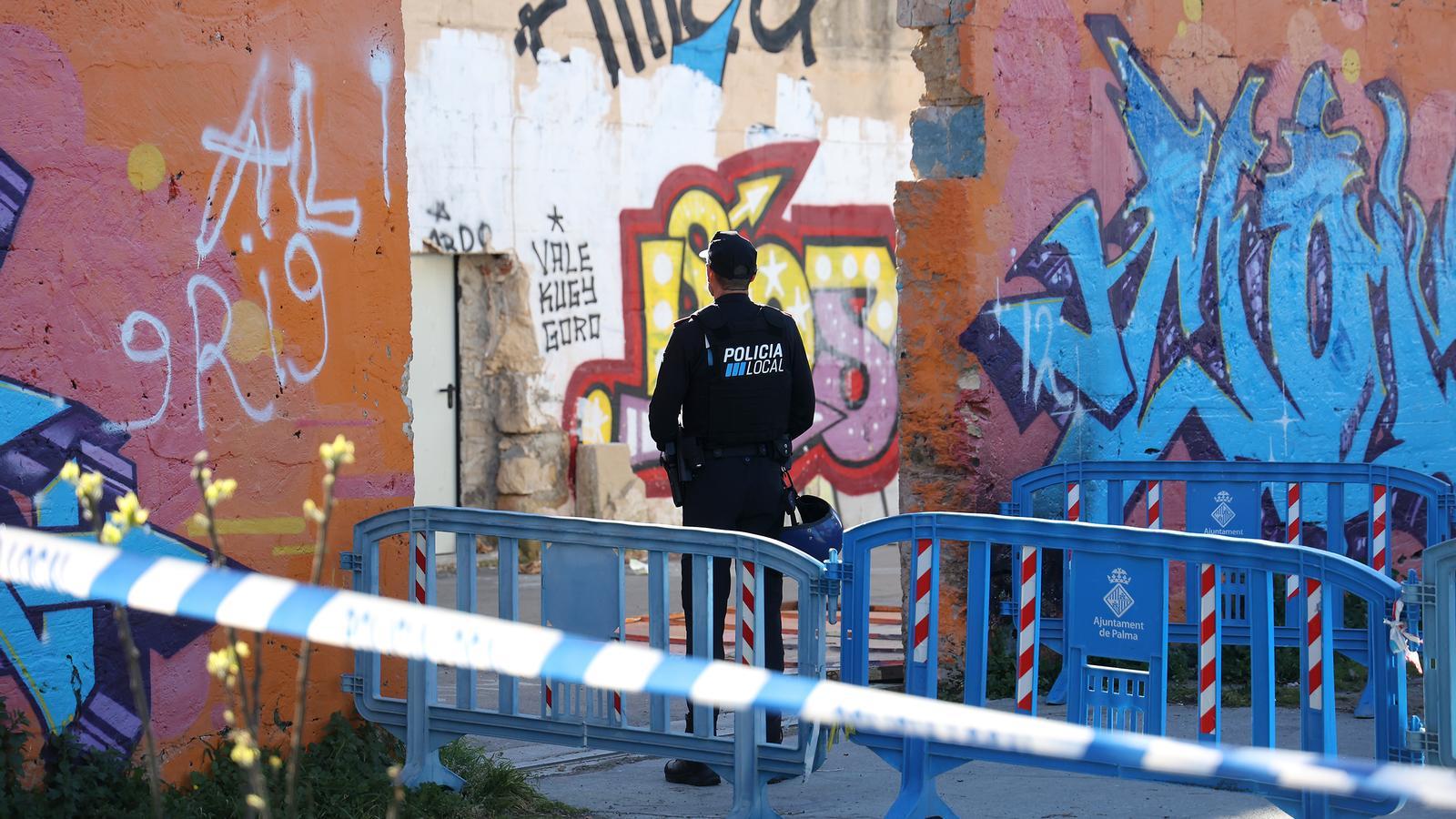 Un policía en la antigua prisión.