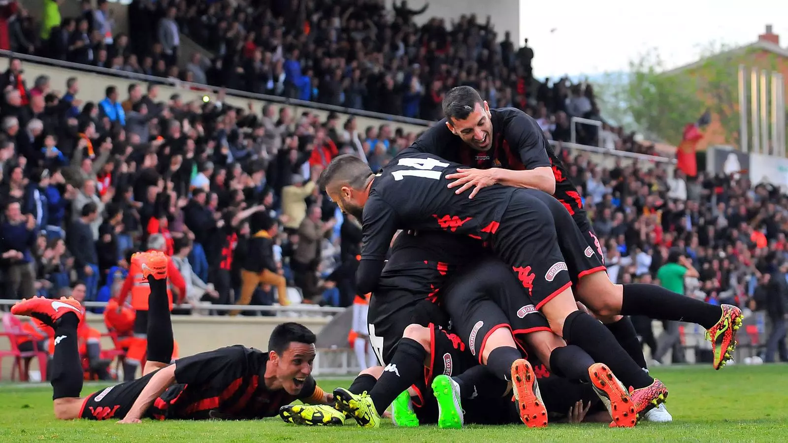 El CF Reus celebra un gol en un partit contra l'Olímpic de Xàtiva el maig del 2016