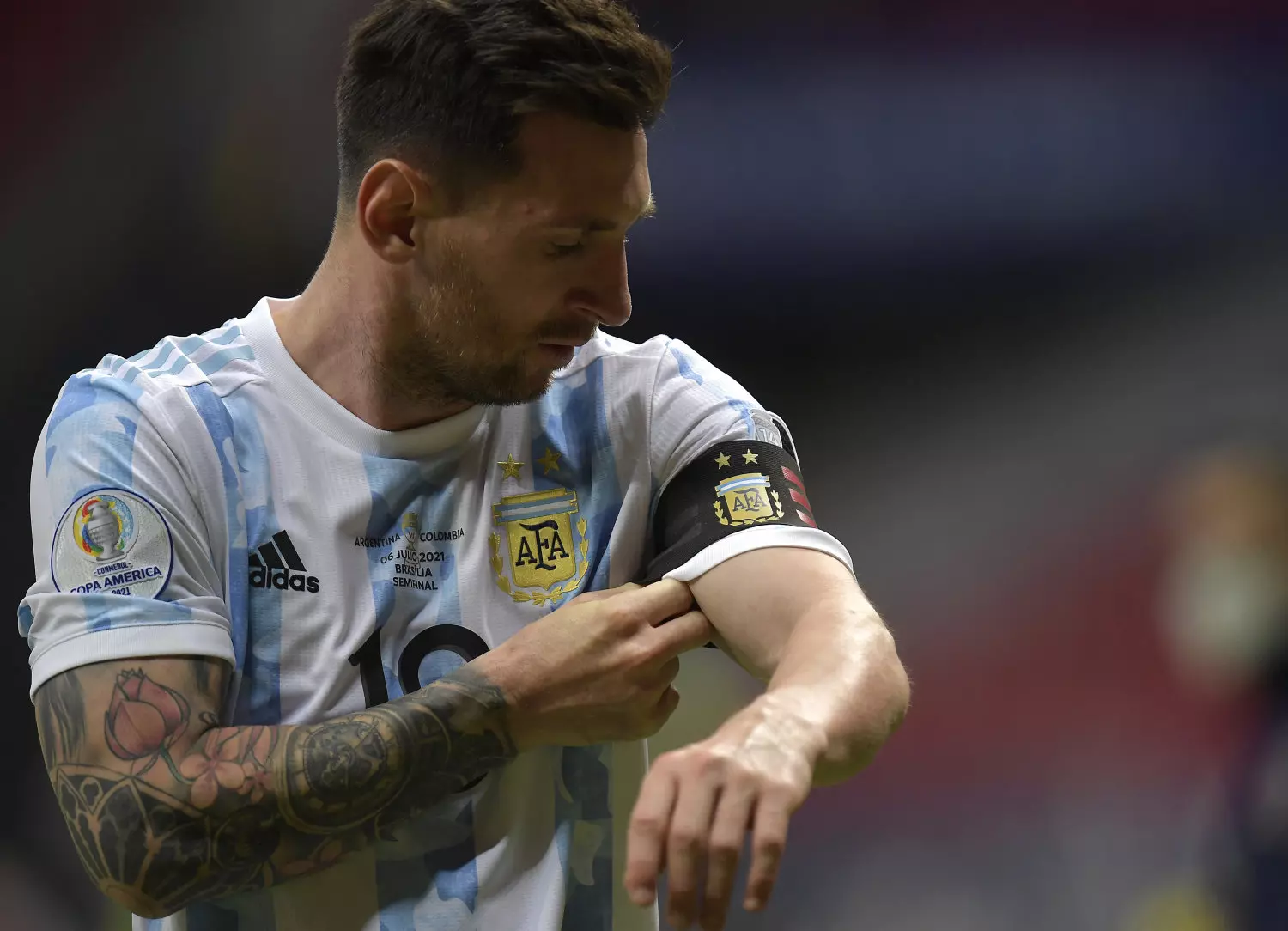 Messi ajustant-se el braçal de capità de la selecció argentina.