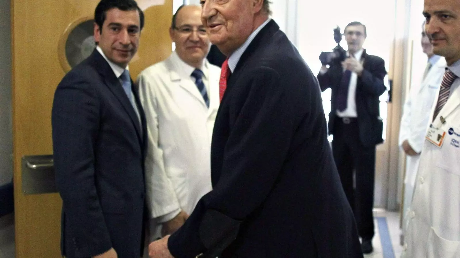 El rei Joan Carles dimecres sortint de l'hospital San José de Madrid, on va ser operat.