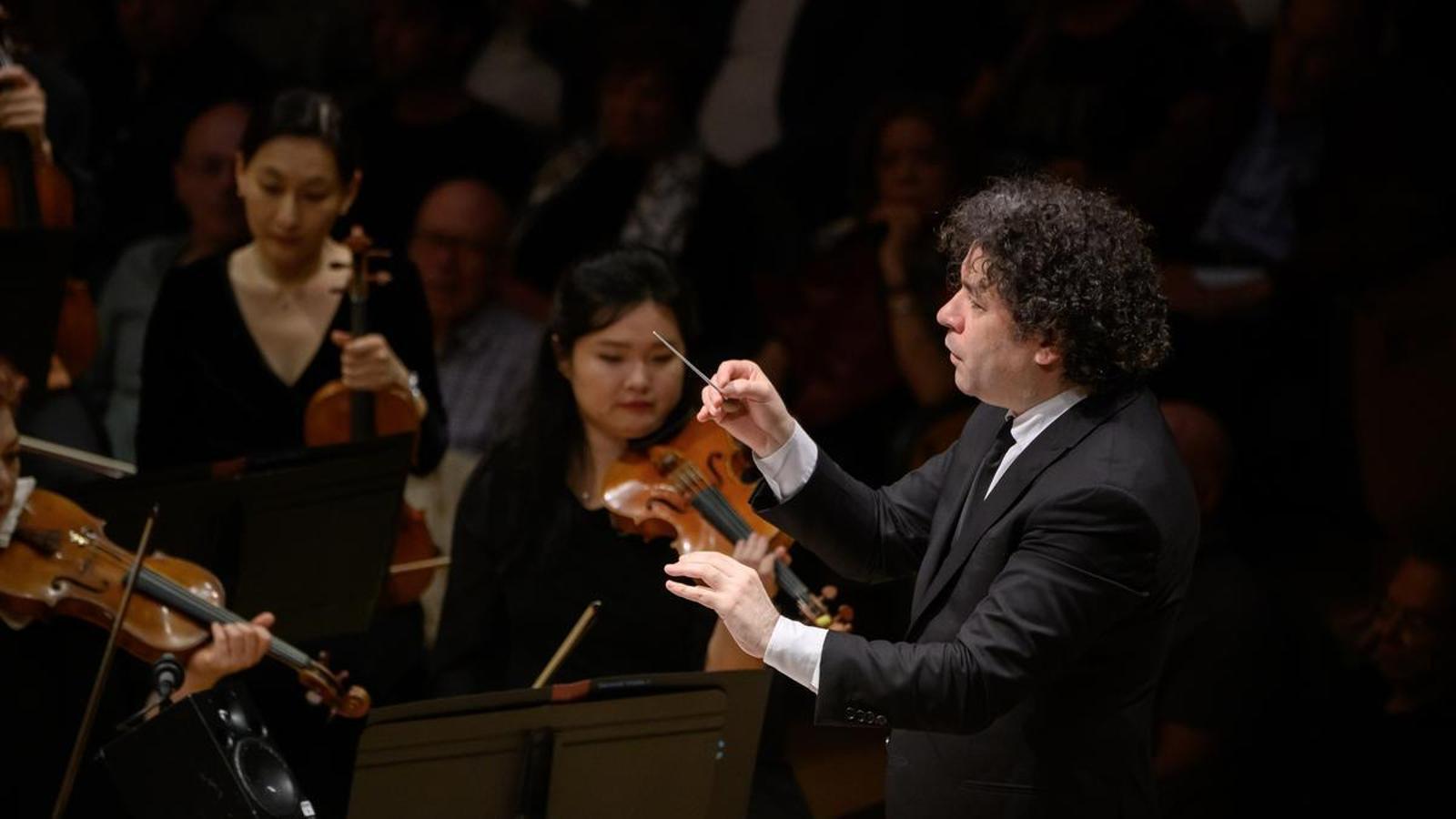 Gustavo Dudamel conducting the New York Philharmonic at L'Auditori.