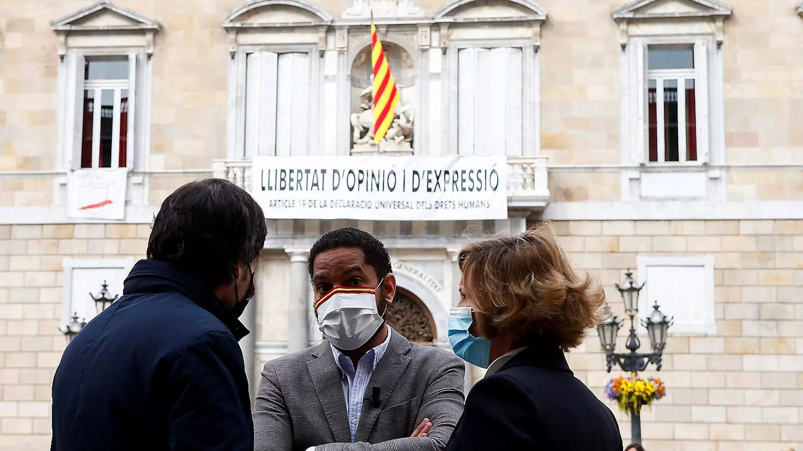 El líder del partit d’extrema dreta Vox al Parlament de Catalunya, Ignacio Garriga, conversant recentment a la plaça Sant Jaume.