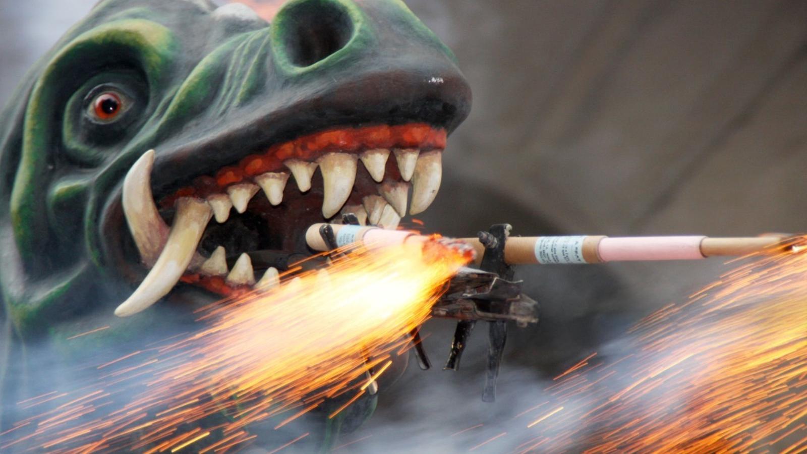 The dragon of Mataró lights up, year after year, the procession of Les Santes, the main festival of the capital of Maresme.