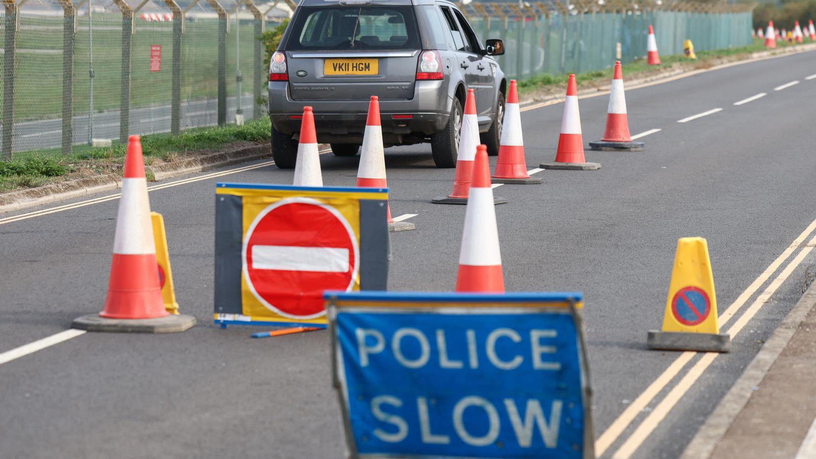 Control policial en las cercanías de la base aérea RAF Fairford.