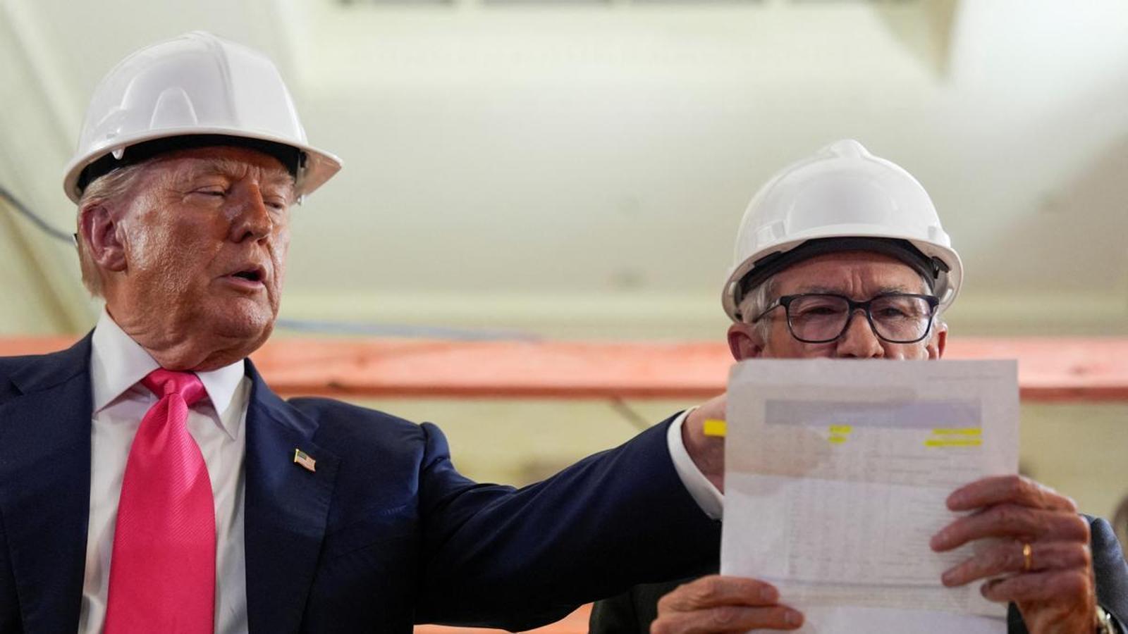 Donald Trump and Jerome Powell, just as the US president shows the chairman of the Federal Reserve a sheet containing allegedly incorrect data on spending on the construction of the new headquarters of the monetary institution.