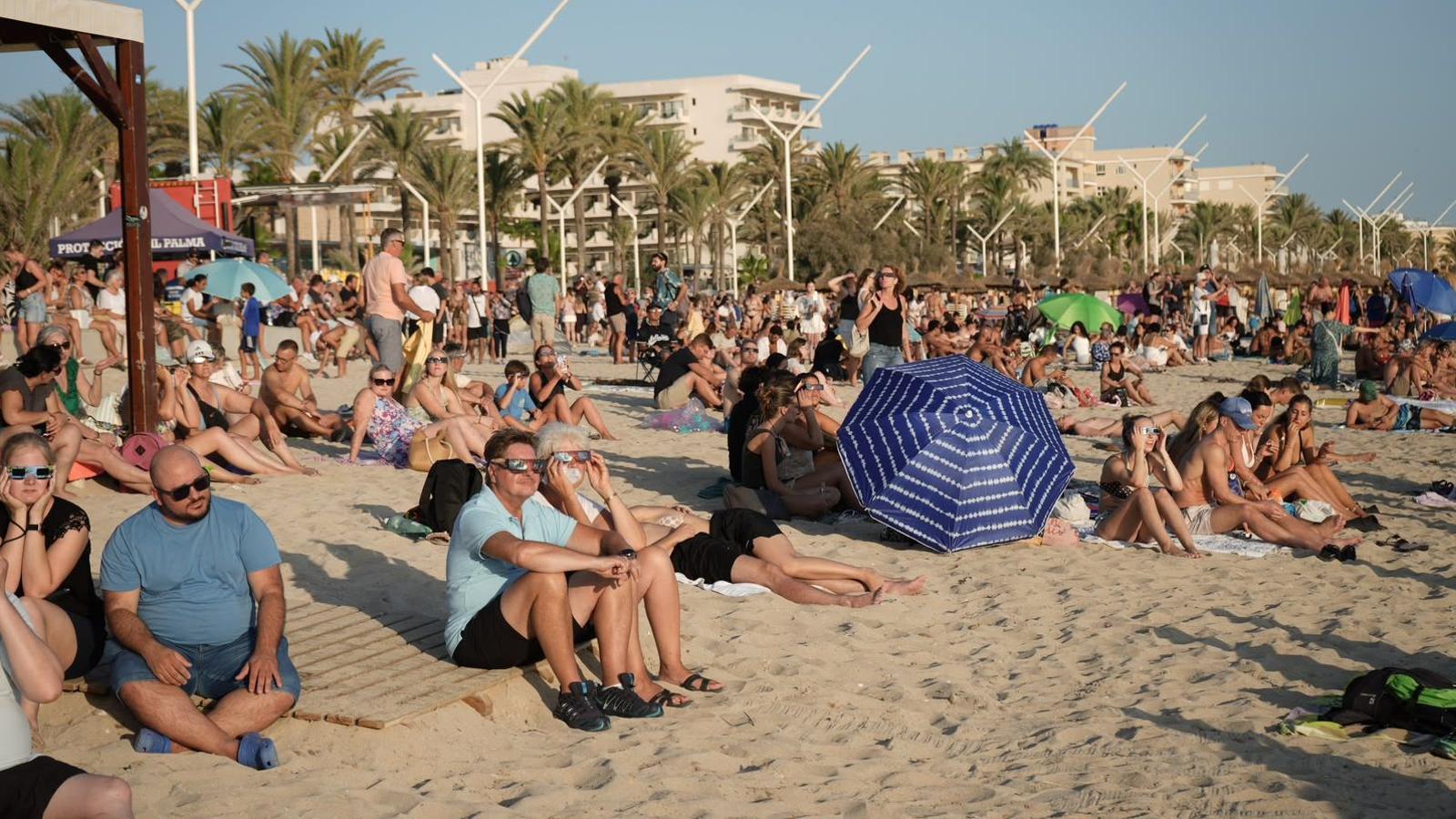 Milers de persones esperen per contemplar l'eclipsi total de sol.