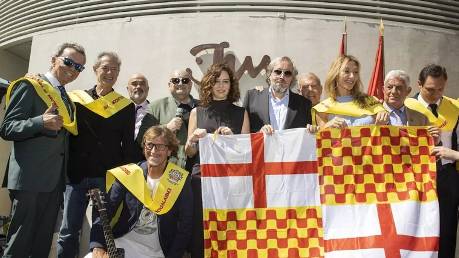 Ayuso amb els nous 'ambaixadors' i gent de Tabarnia.