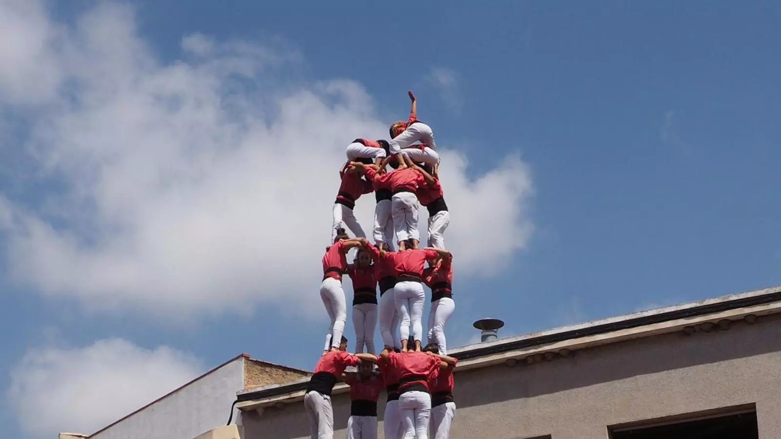 La Colla Vella dels Xiquets de Valls descarrega el primer 5d9f complert executat a la Bisbal del Penedès