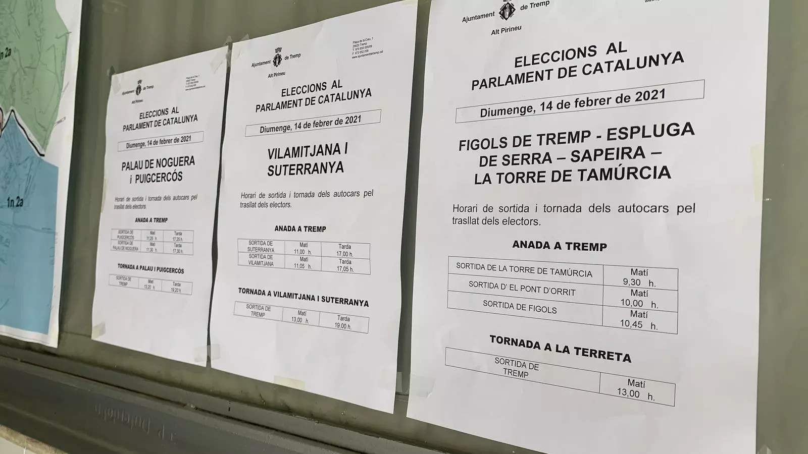 Cartell amb els horaris dels autocars per anar a votar al municipi de Tremp