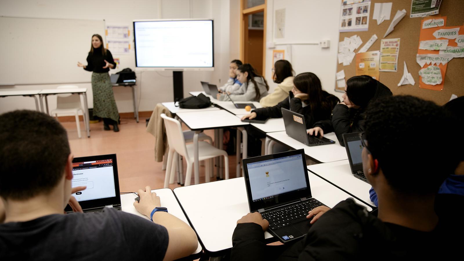 Alumnos de un instituto trabajando con ordenadores en el aula
