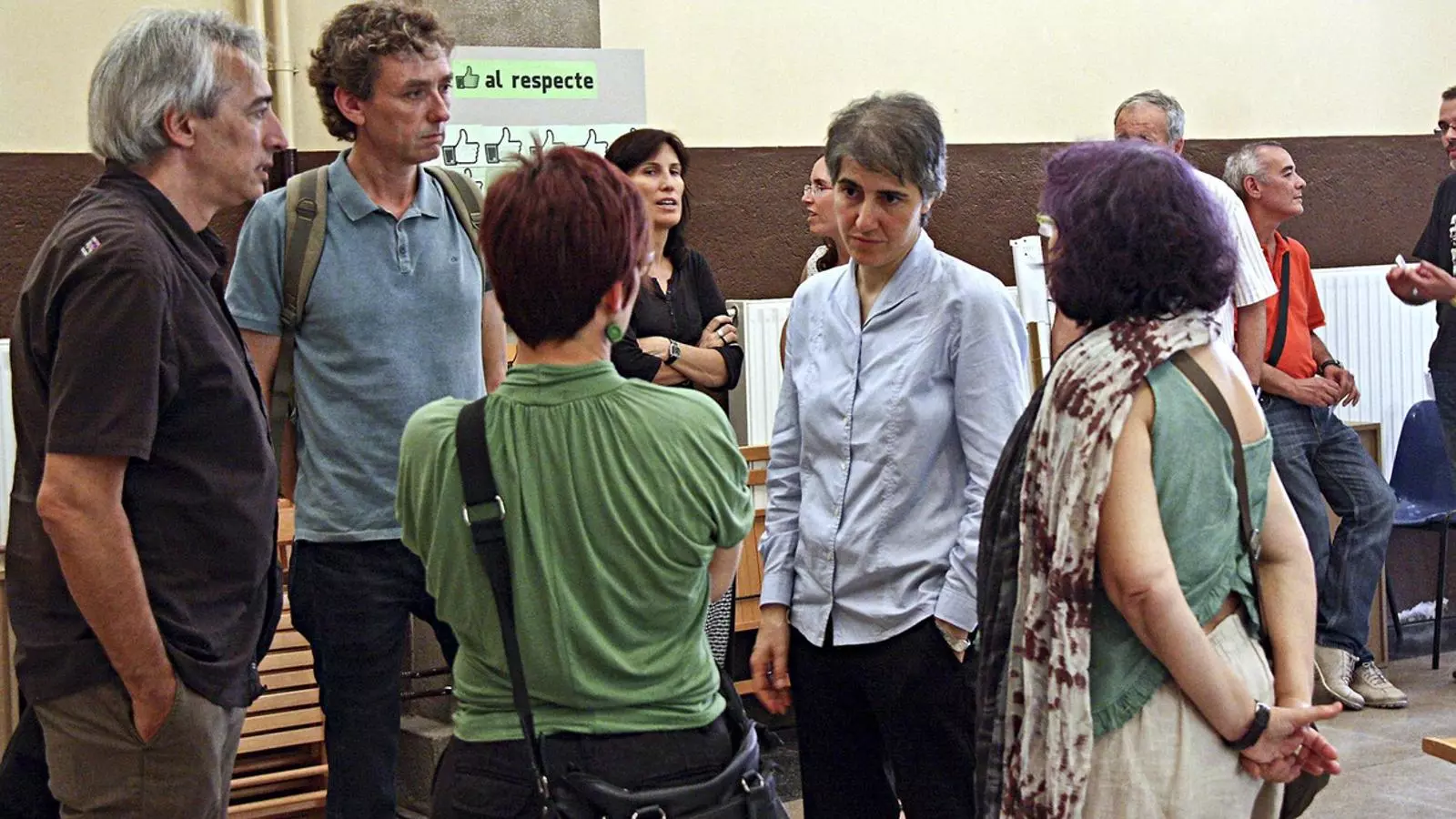 Teresa Forcades va conversar ahir amb representants de la CUP, Podem i ICV-EUiA després de l’assemblea a Terrassa.