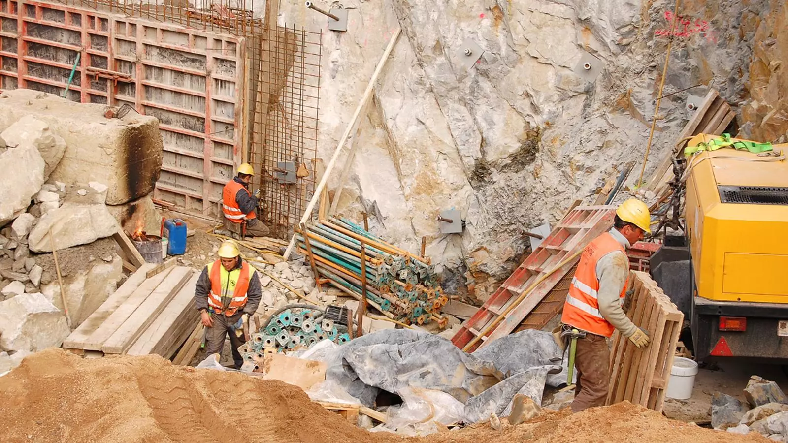 Tres persones treballen al sector de la construcció.