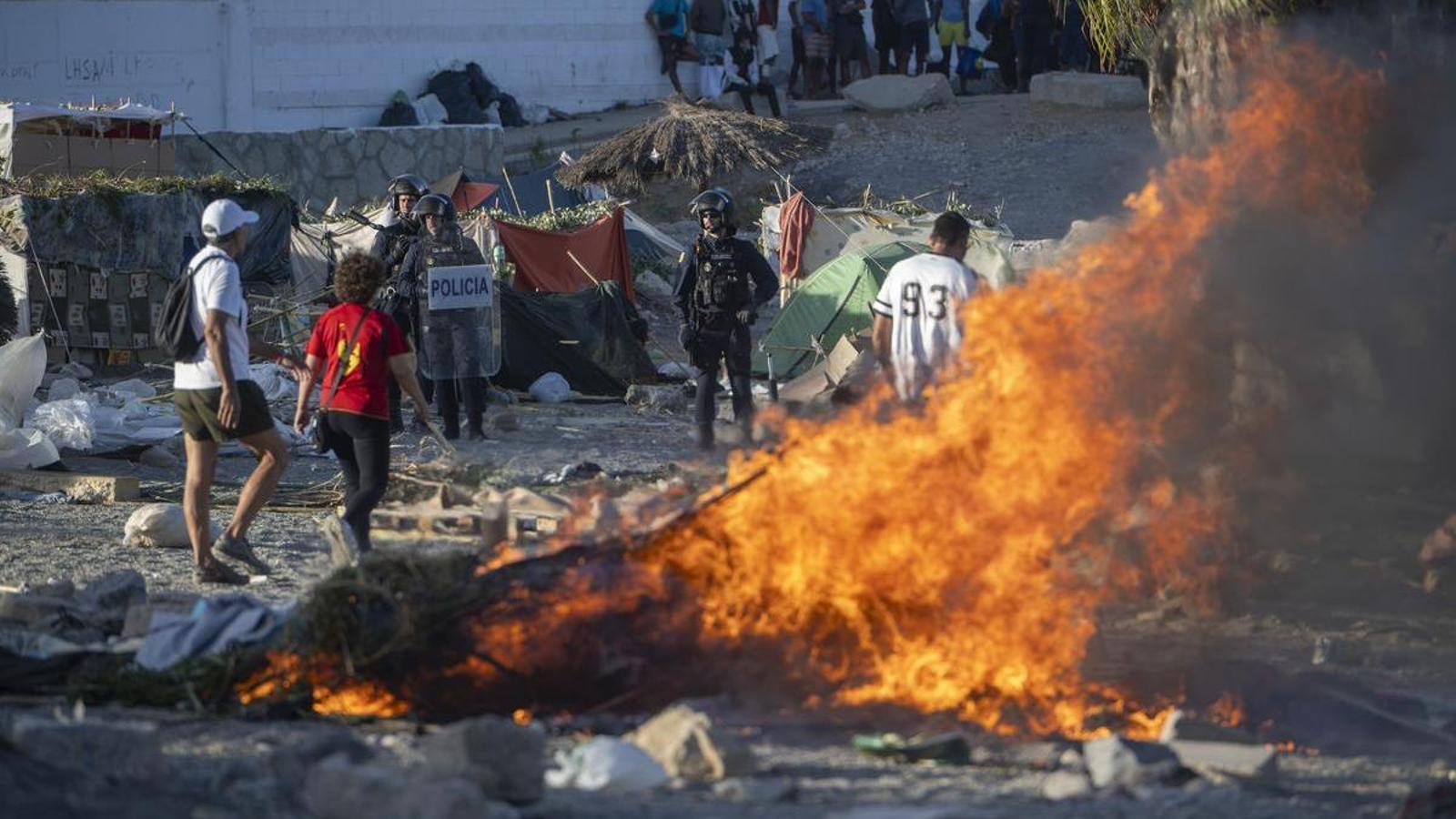 Los asaltantes han prendido fuego al campamento donde duermen las personas migrantes desde hace casi un mes
