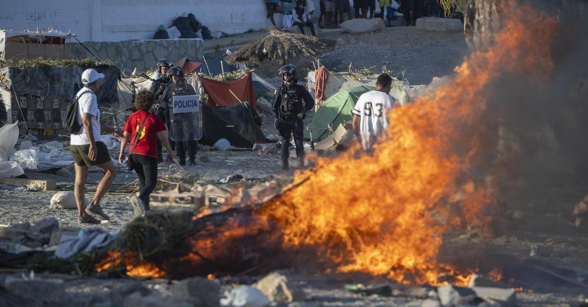 Migrant camp shelters set ablaze on Benítez beach