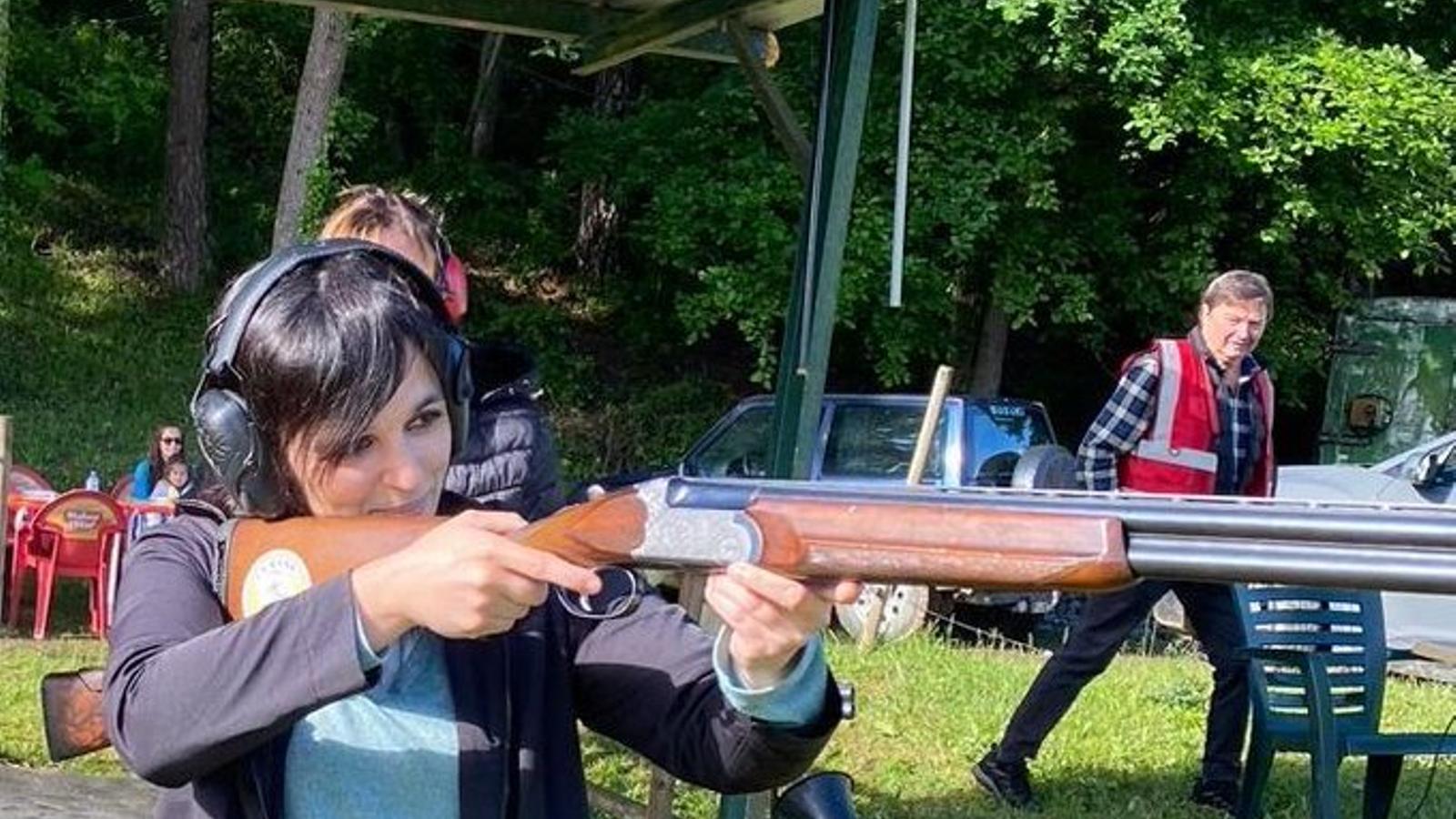 Sílvia Orriols practices clay pigeon shooting at the Ripoll Festival