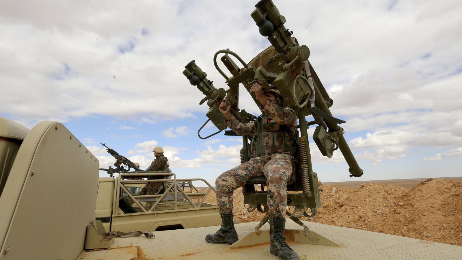 Un soldado jordano en un vehículo militar cerca del campo de refugiados de Rukban, en la frontera entre Jordania y Siria, en una imagen de archivo.