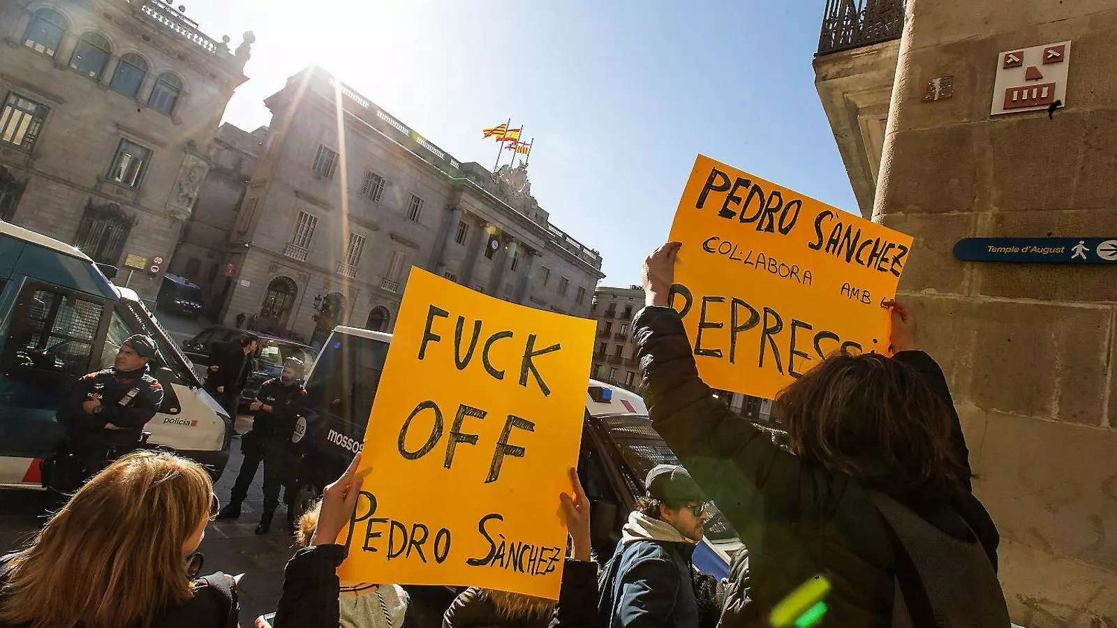 Manifestants que dijous van protestar contra la presència de Sánchez.