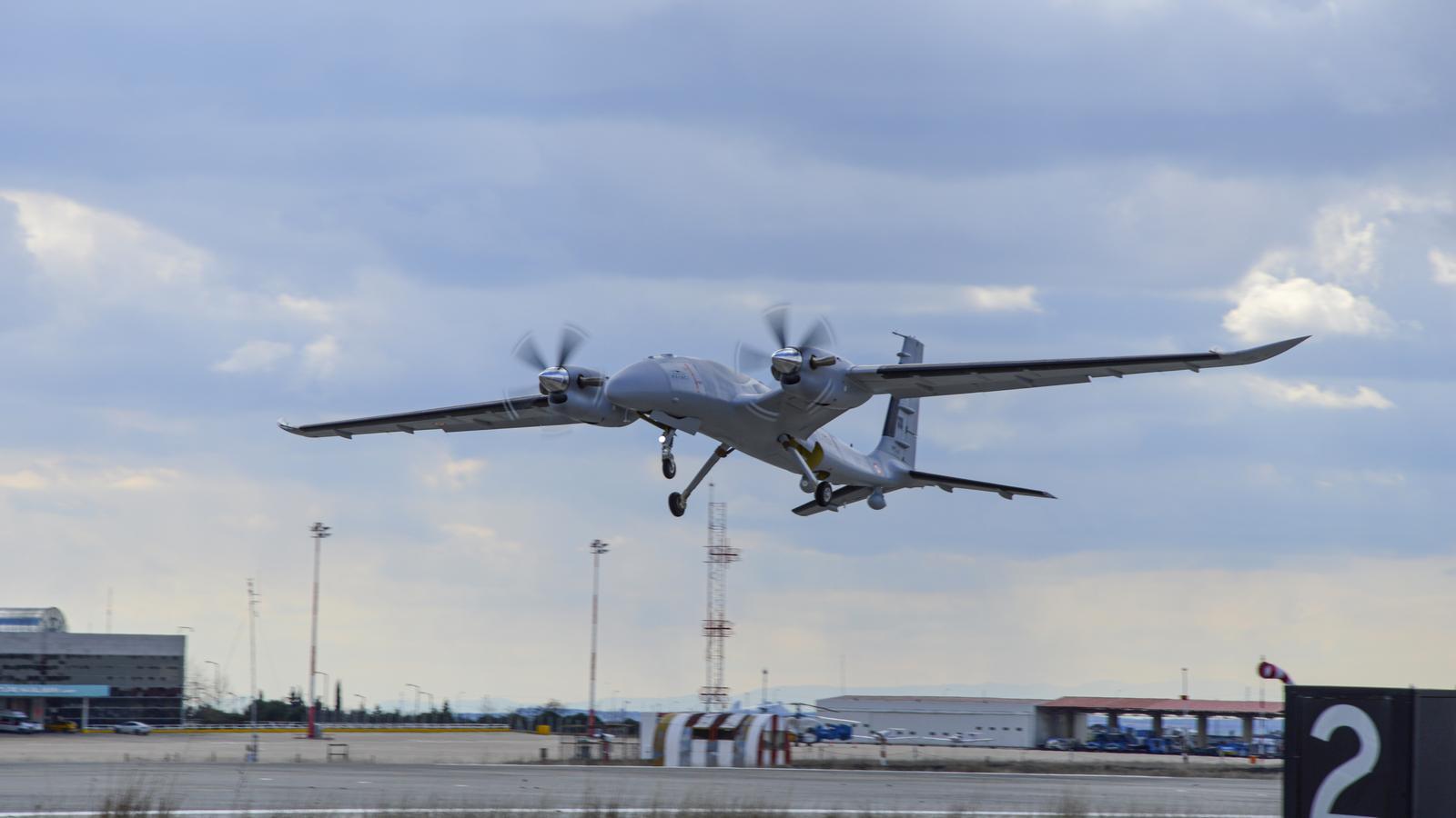 Un dron de l’empresa turca Baykar, caracteritzat per l’efectivitat i el baix preu.