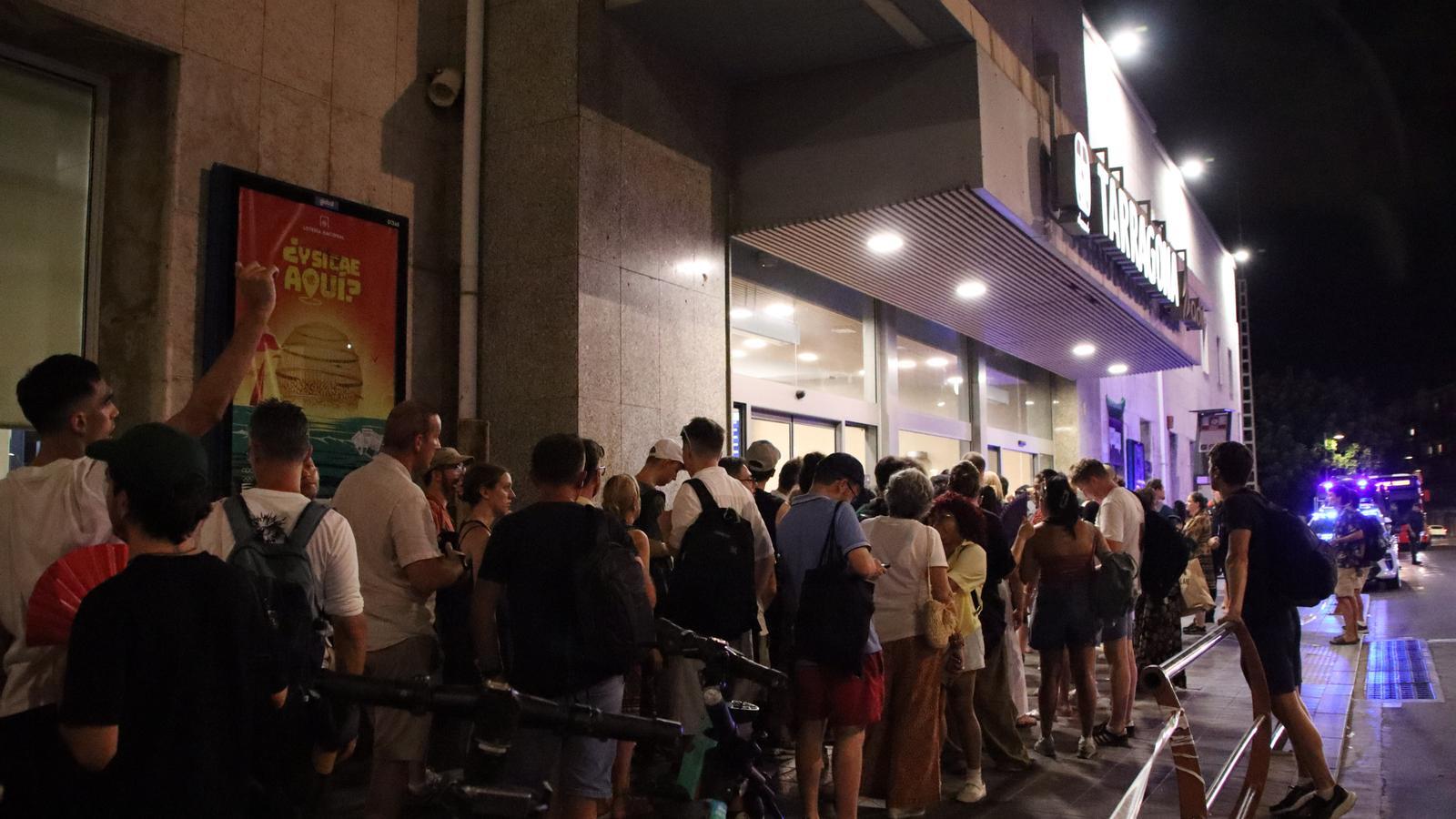 La cola para coger el tren después del eclipse en la estación de Tarragona