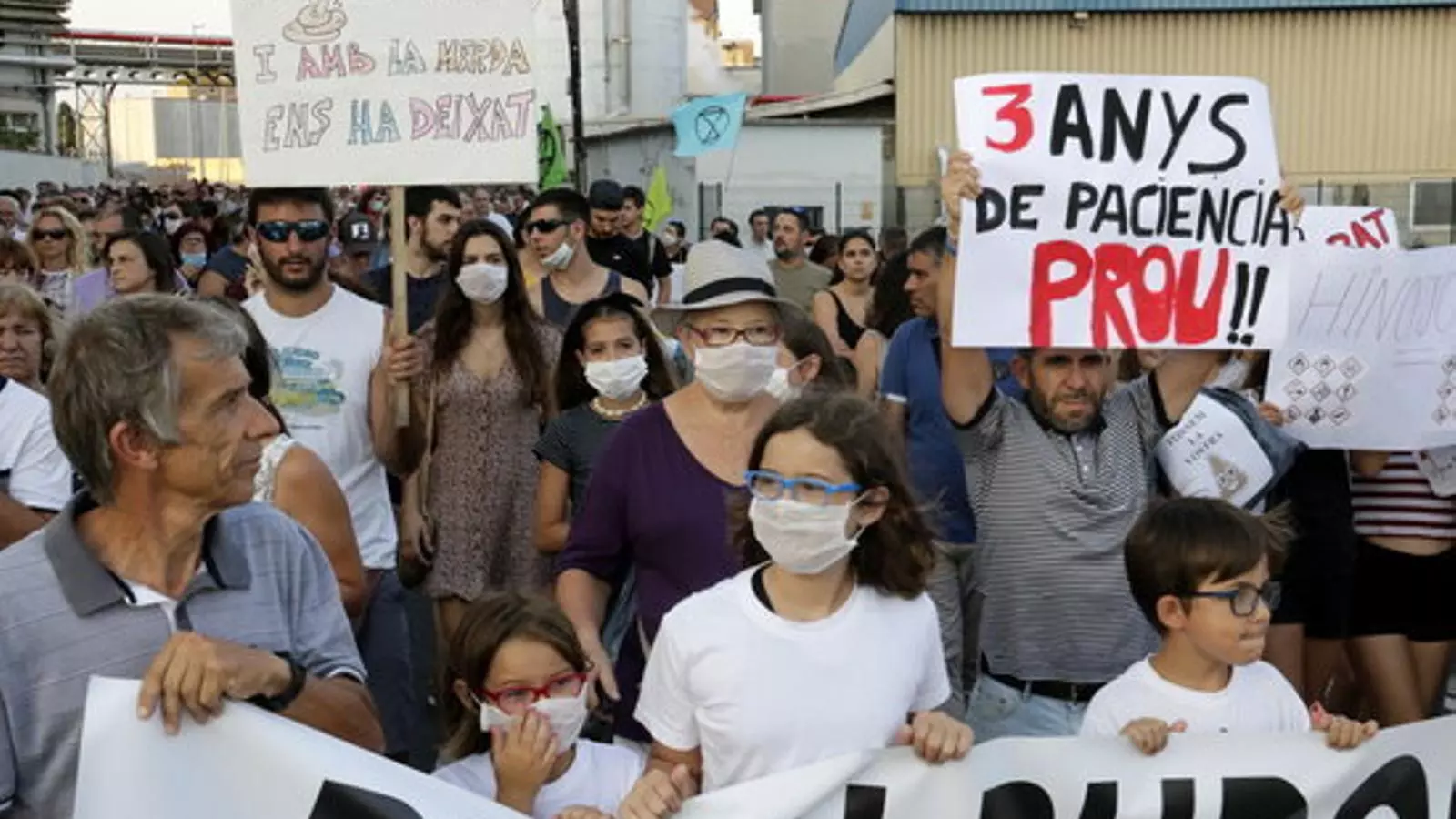 Imatge d'arxiu de la manifestació veïnal contra les olors que provoca l’empresa Hinojosa de Sarrià de Ter, el passat mes de juliol.