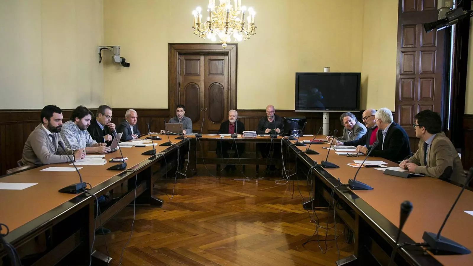 PONÈNCIA A LA DESESPERADA
Els grups parlamentaris van reprendre ahir la feina de la ponència per la llei electoral, en el que serà l’enèsim intent, ara ja a la desesperada, de resoldre una de les anomalies de l’autonomia catalana. Catalunya és l’única comunitat autònoma espanyola que ha estat incapaç d’aprovar una llei electoral pròpia des de la Transició.