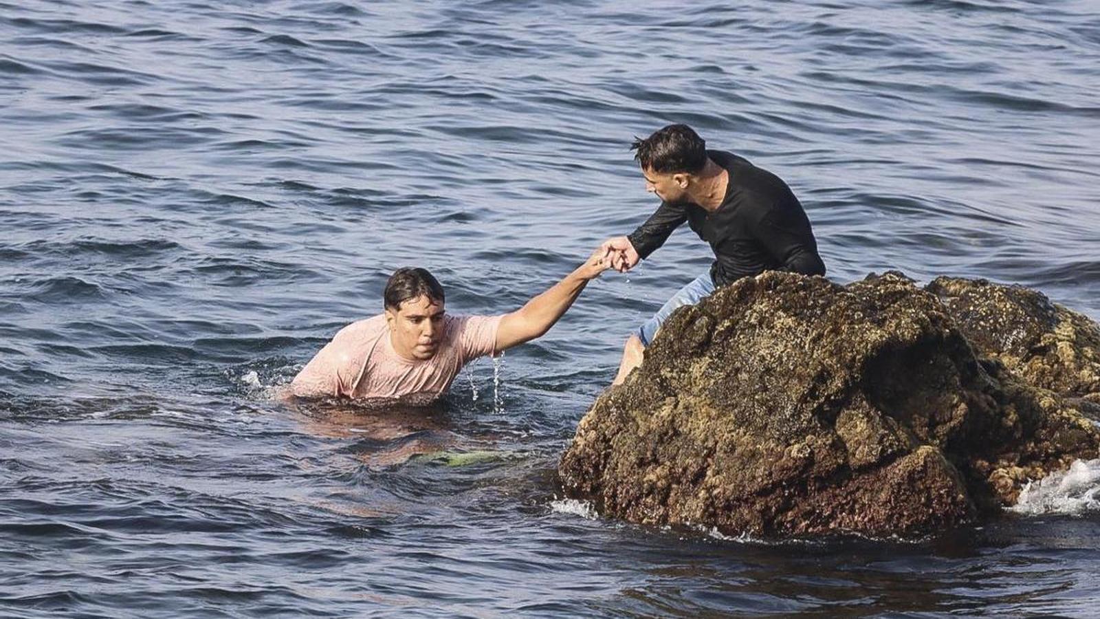 Images of the illegal entry into Ceuta of dozens of migrants coming from the Moroccan coast