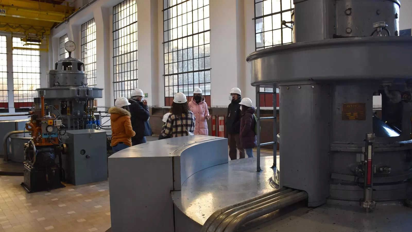Un moment de la visita al Museu de l'Electricitat i la central hidroelèctrica.