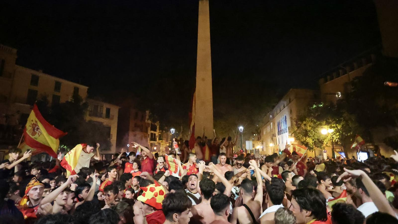 La plaça de les Tortugues esclata per la victòria d'Espanya