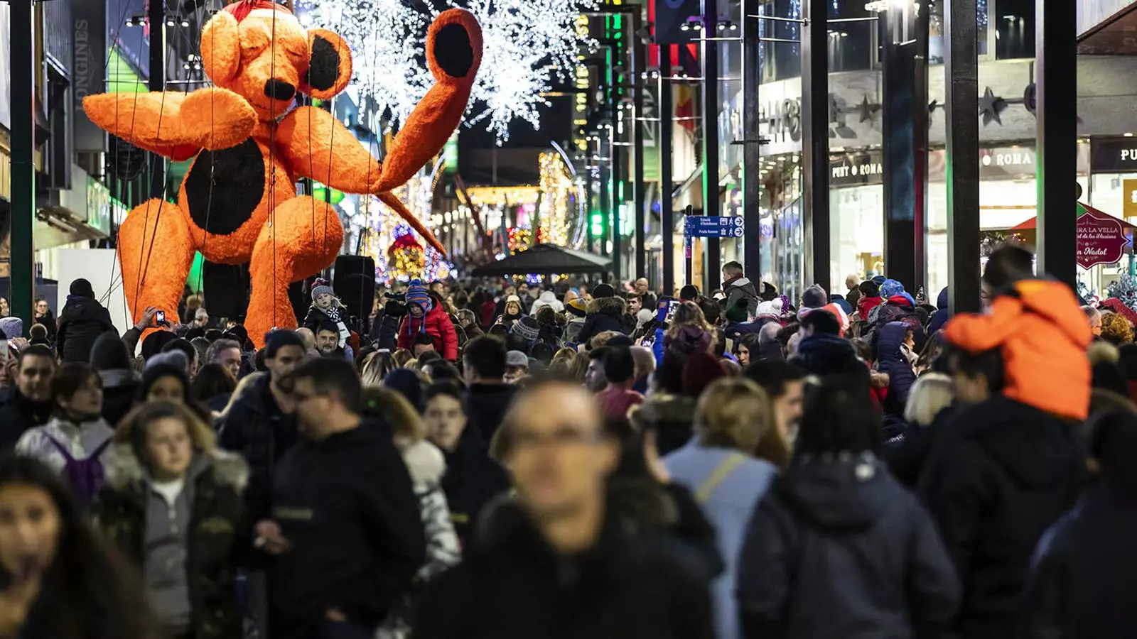 L'avinguda Meritxell plena de vianants durant aquestes festes, durant un espectacle del Poblet de Nadal. / Tony Lara