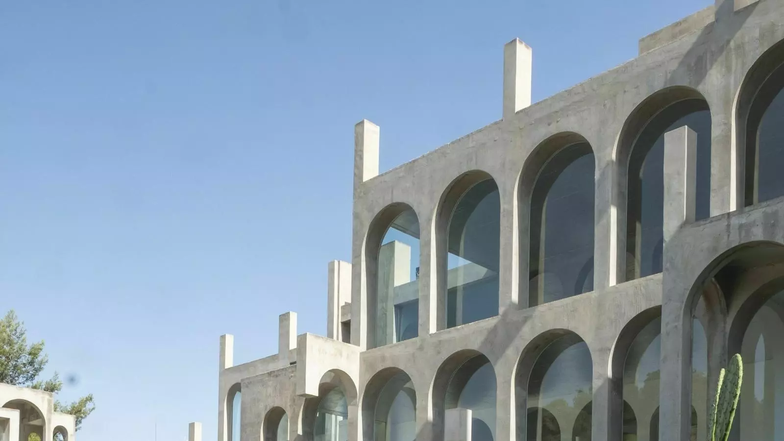 A Xavier Corberó li agradava veure la gran torre octogonal com un calidoscopi que, com a entrada de llum natural a través de gairebé mig centenar d’arcs, unifica alhora que multiplica els espais interiors de la casa.