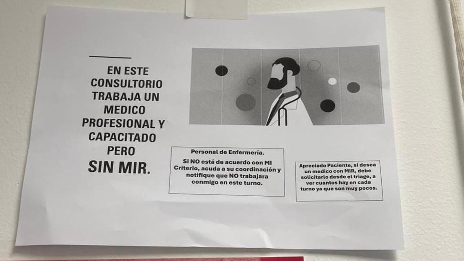 Cartel que un médico colocó en la puerta de la consulta.