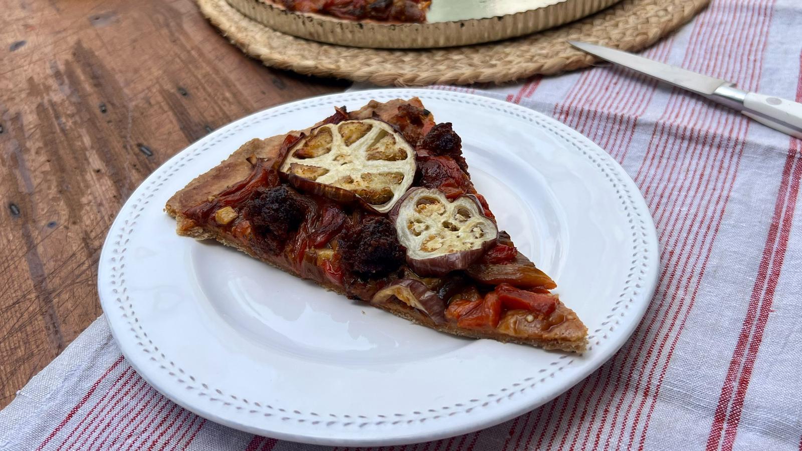 En la torta de pimientas y berenjena de Sa Pobla los pimientos tostados se templan aparte y la berenjena se fríe y se coloca sobre las pimientas.
