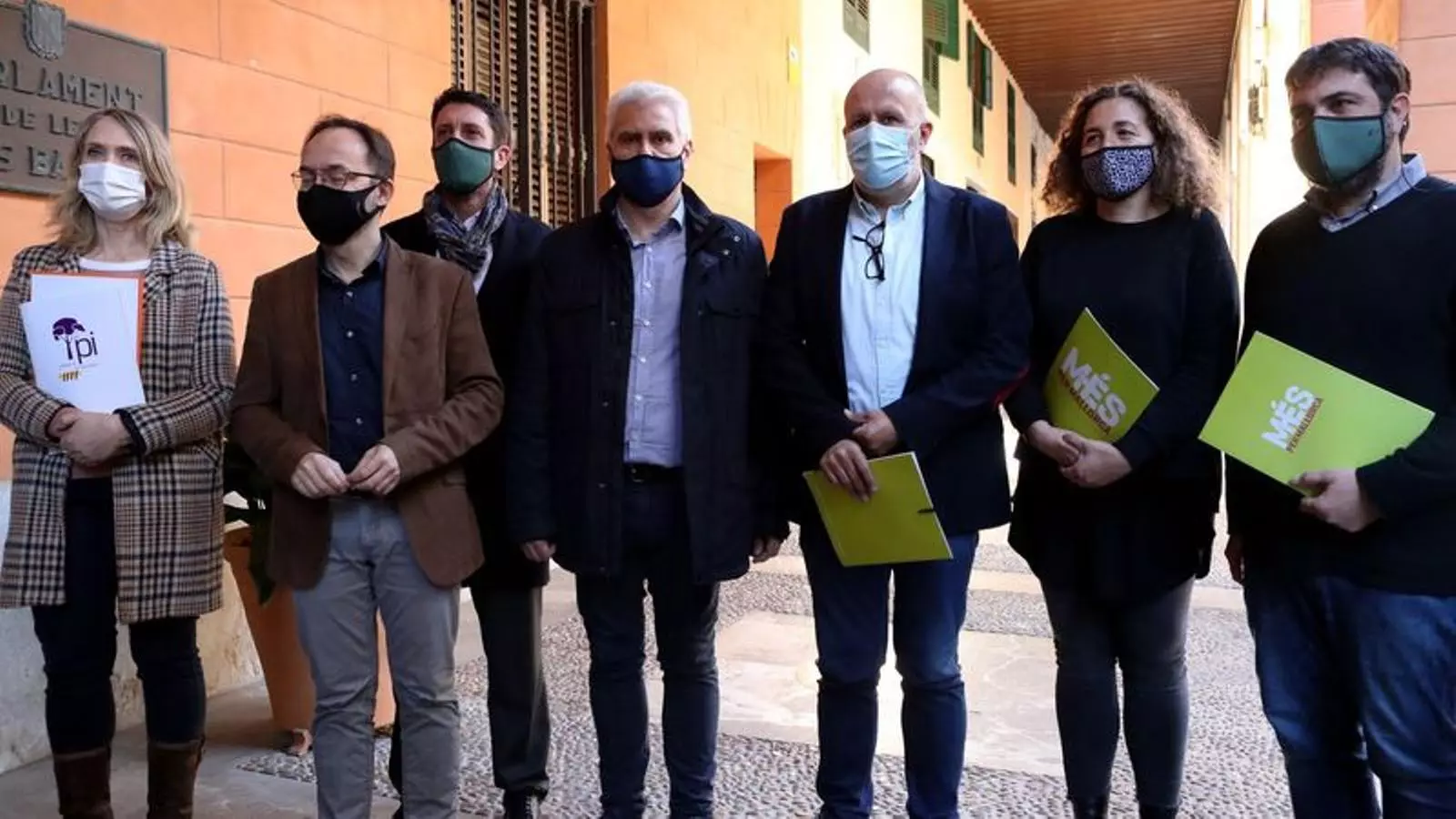 Diputats d'El Pi, MÉS per Mallorca i Més per Menorca davant del Parlament.