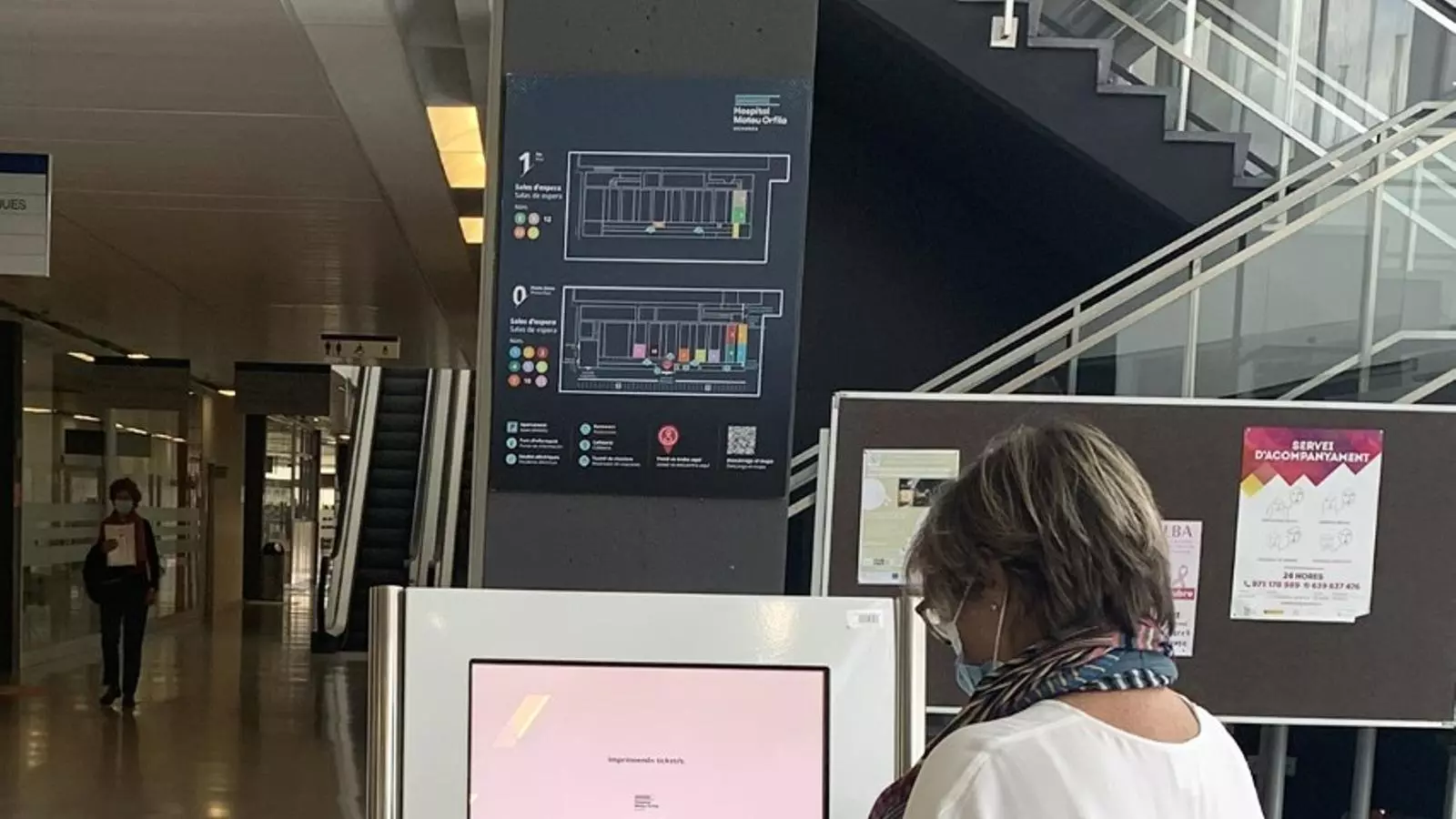 Les màquines s'han instal·lat a la porta principal del centre hospitalari.
