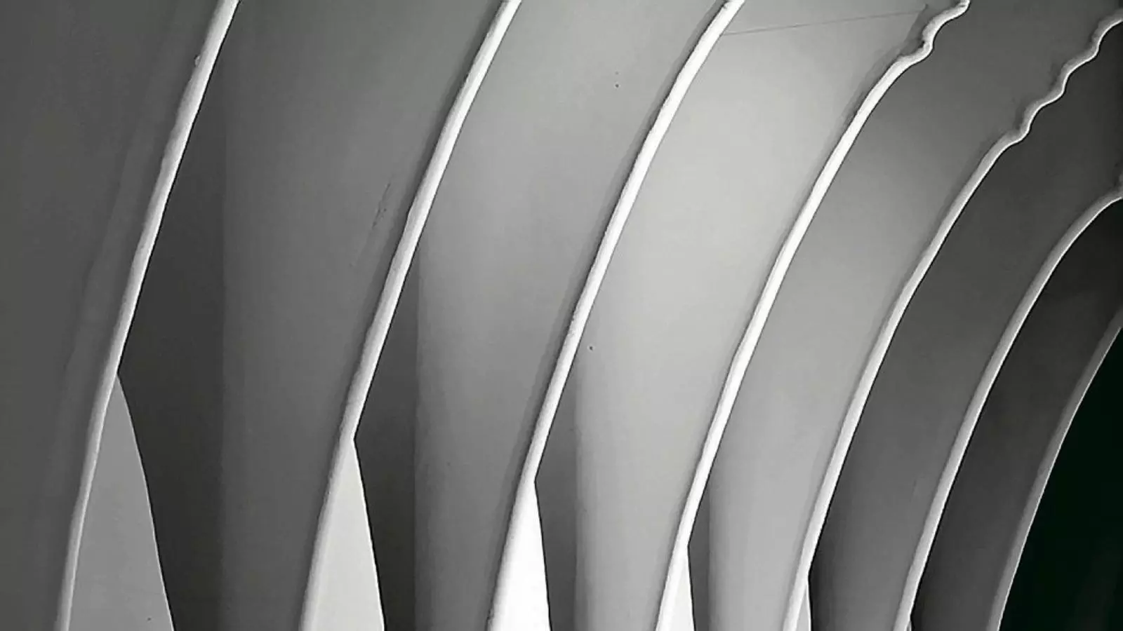 IMATGES D’UN GAUDÍ ÍNTIM. Les fotografies d’Aitor Ortiz dels edificis d’Antoni Gaudí són fruit de quatre anys de feina ininterrompuda. El blanc i negre que fa servir revela un Gaudí més subtil i delicat, “gairebé secret”, com afirmen des de la galeria Senda; i convida els espectadors a mirar els seus edificis d’una manera més minuciosa.