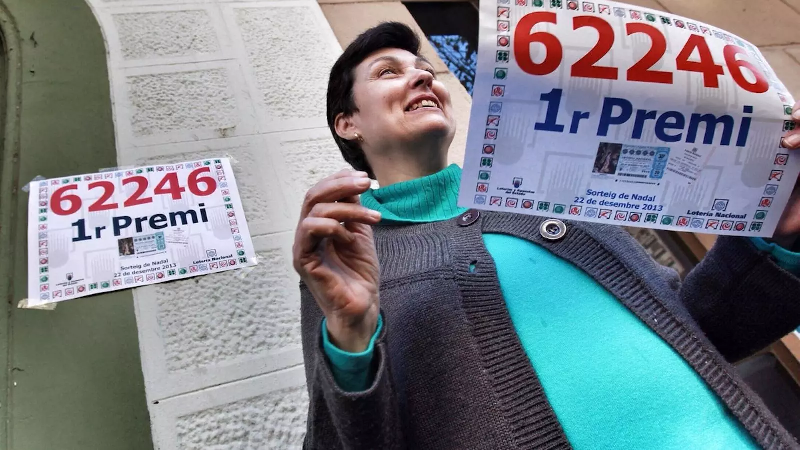L'encarregada de l'administració de loteria del carrer Pujades, al Poblenou, que ha donat part de la Grossa de Nadal, mostra el dècim premiat / PERE VIRGILI