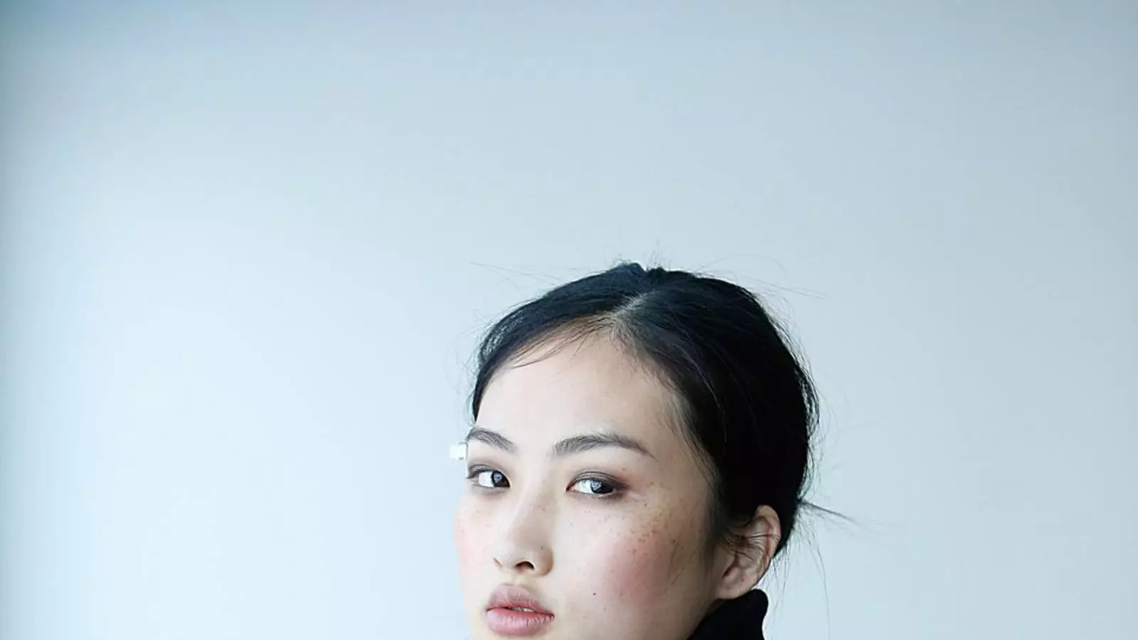La model Jing Wen és xinesa, però té pigues a la cara, una cosa molt poc habitual entre les dones d’aquest país.