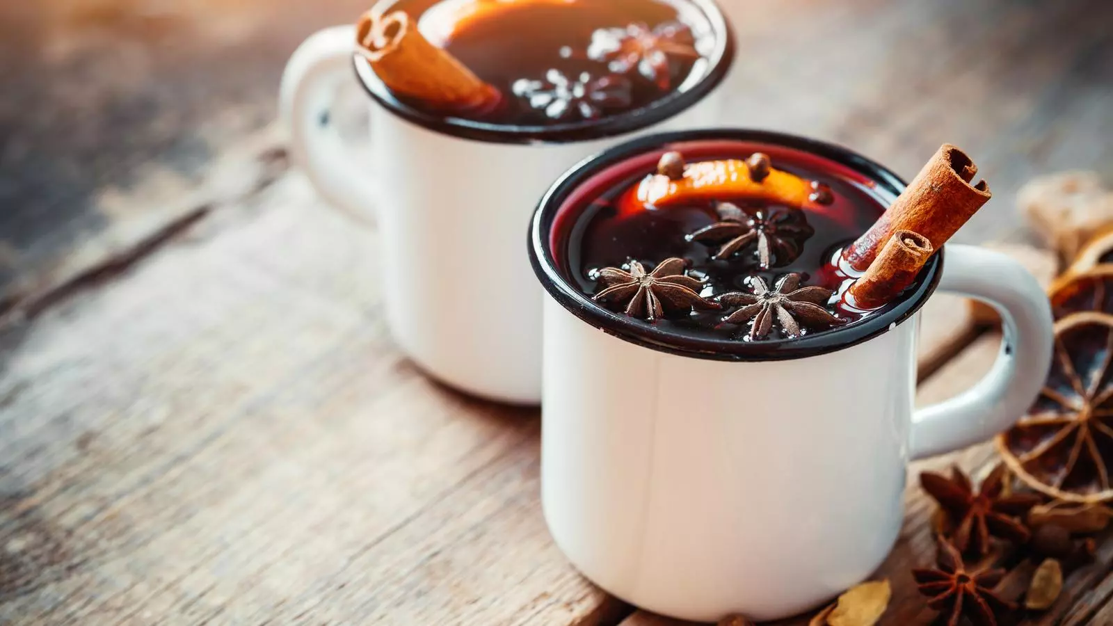 Dues tasses de vi calent, típic de Nadal