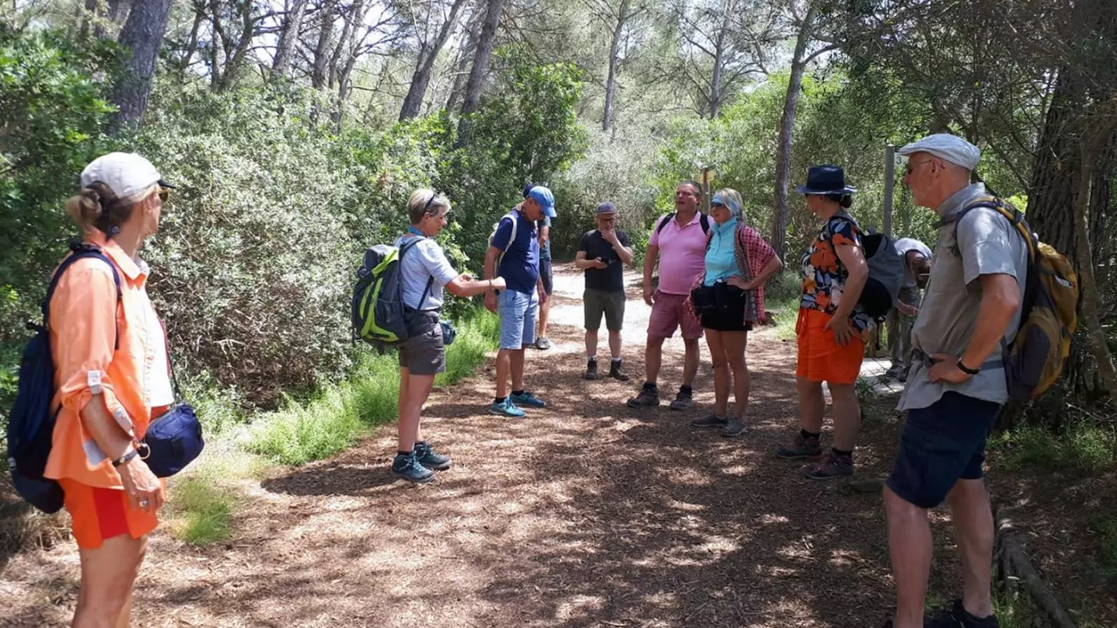 El grup de periodistes gaudint de la natura a Menorca.