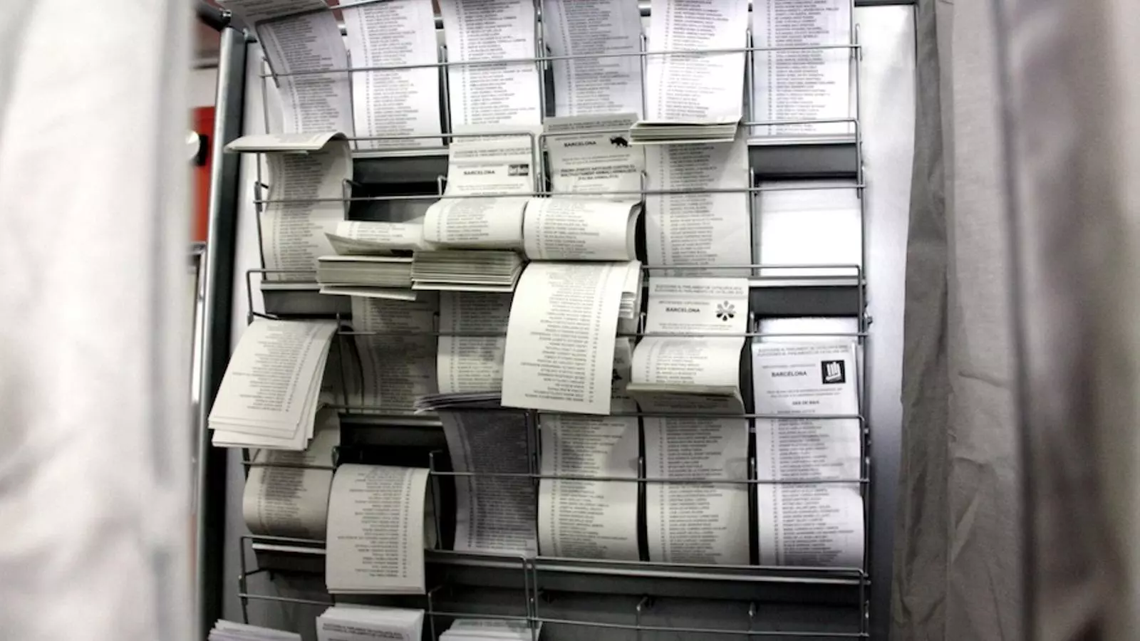Paperetes en un col·legi electoral / ACN