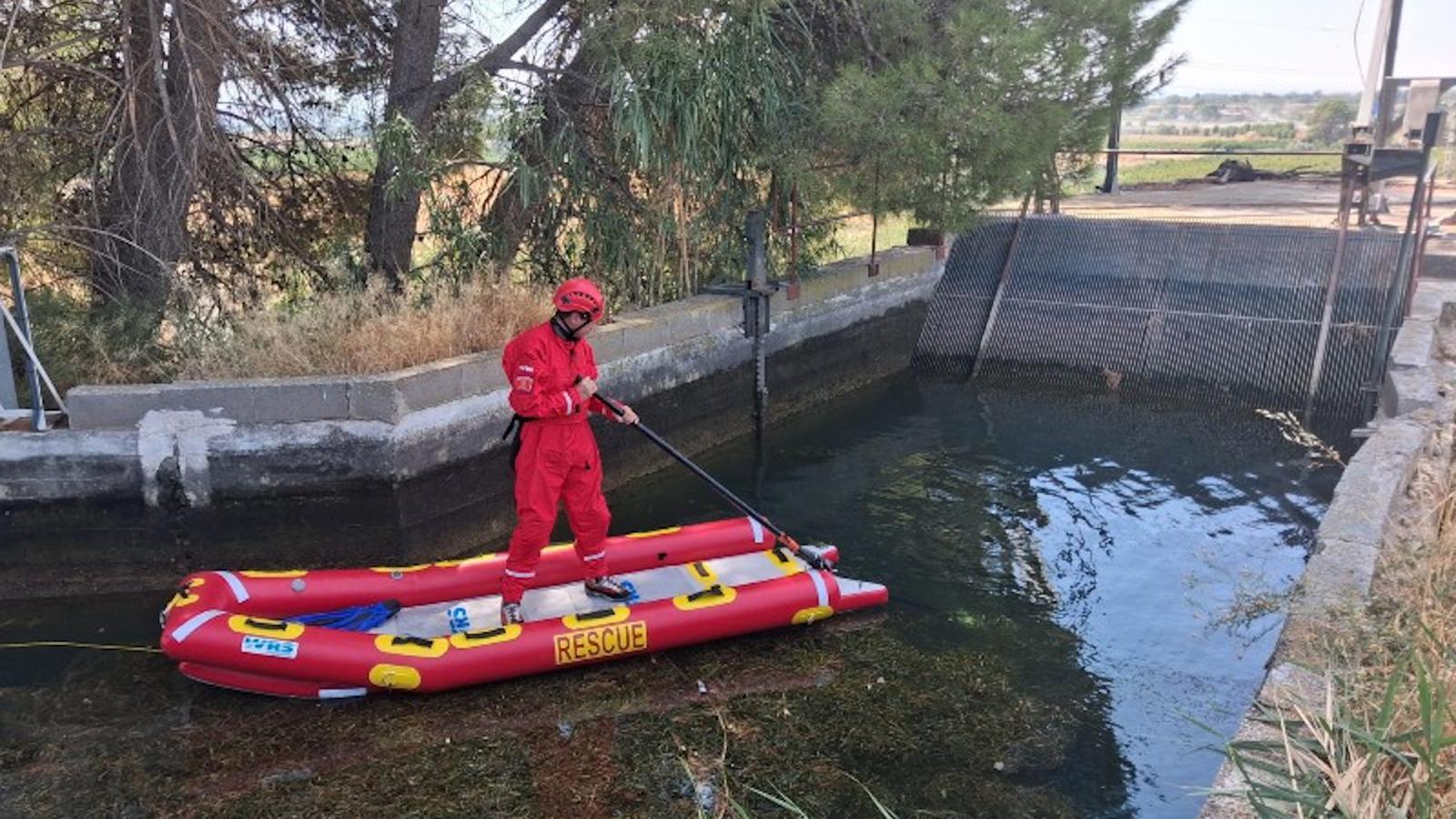 Firefighters are working to search for a missing person in the irrigation canal in Torrefarrera.